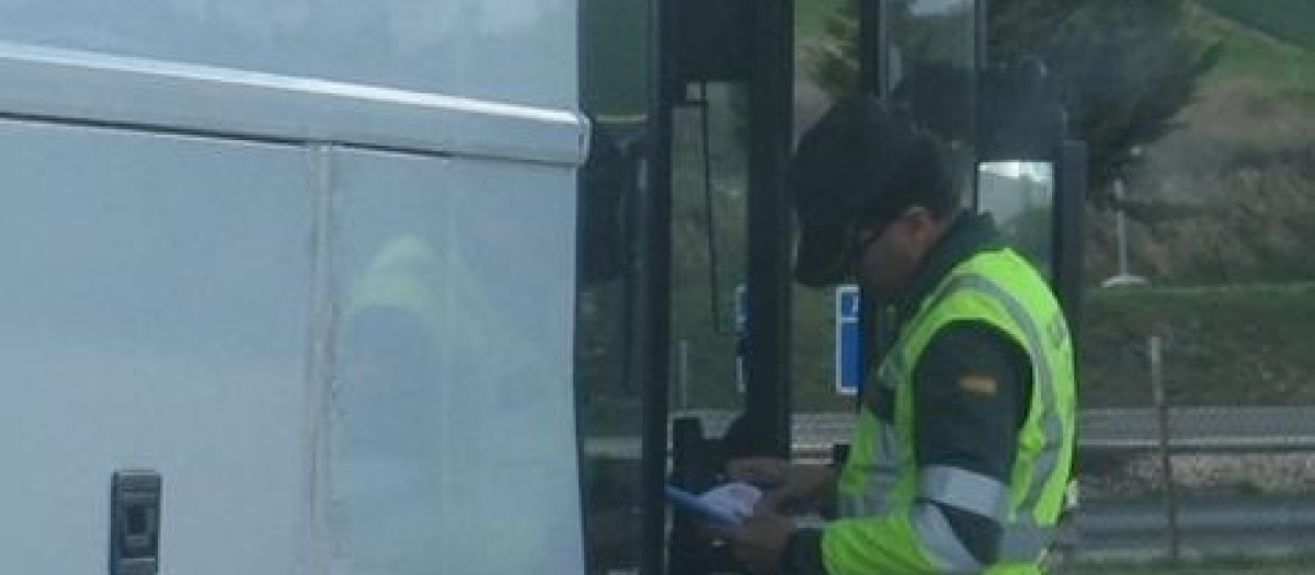 La Guardia Civil junto al autobús que conducía el investigado.