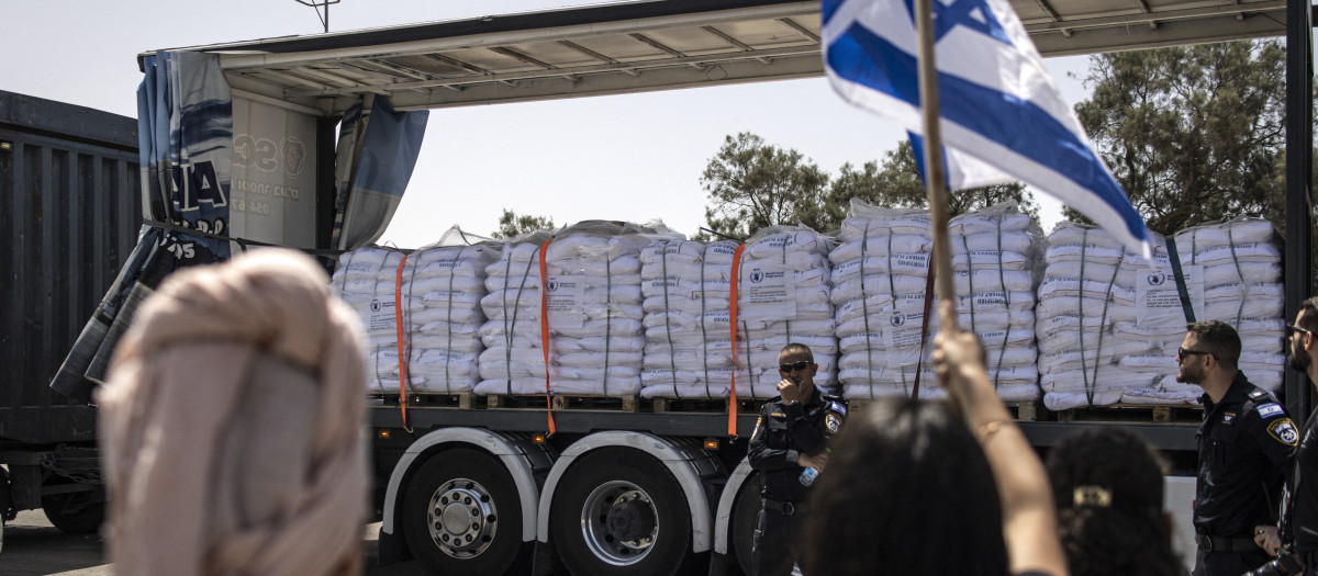 Manifestantes israelíes de derechas señalan un camión durante una protesta para impedir la entrada de ayuda humanitaria a Gaza en el cruce de Kerem Shalom