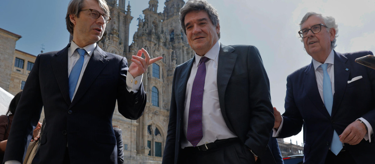 El gobernador del Banco de España, José Luis Escrivá (c) junto al presidente de los empresarios gallegos, Juan Manuel Vieites (d) y el conselleiro de Hacienda de la Xunta, Miguel Corgos