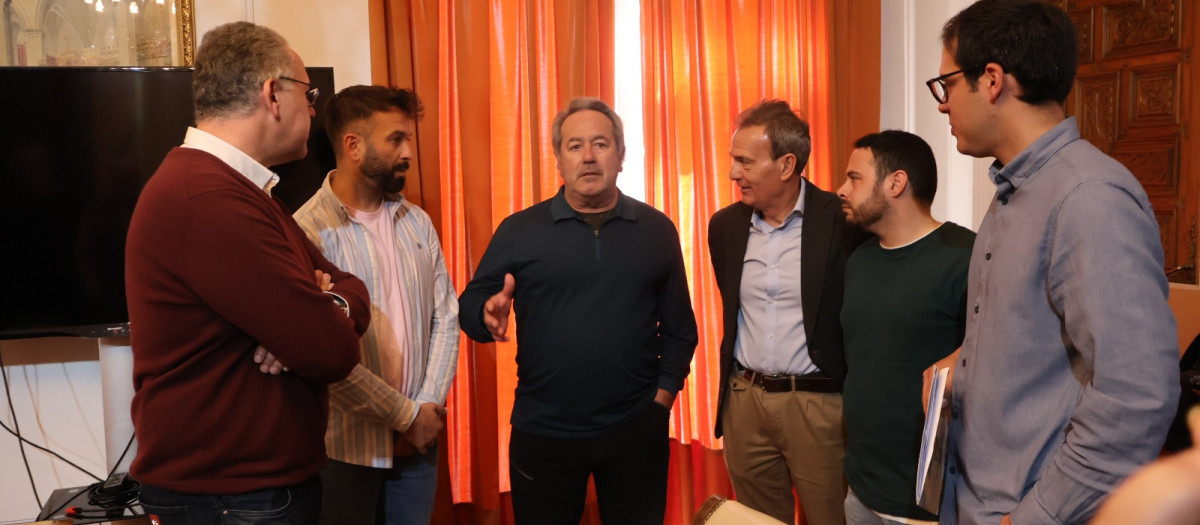 Miembros de los partidos representados en el Ayuntamiento de Zamora se reúnen para rechazar la supresión de servicios del AVE en Sanabria