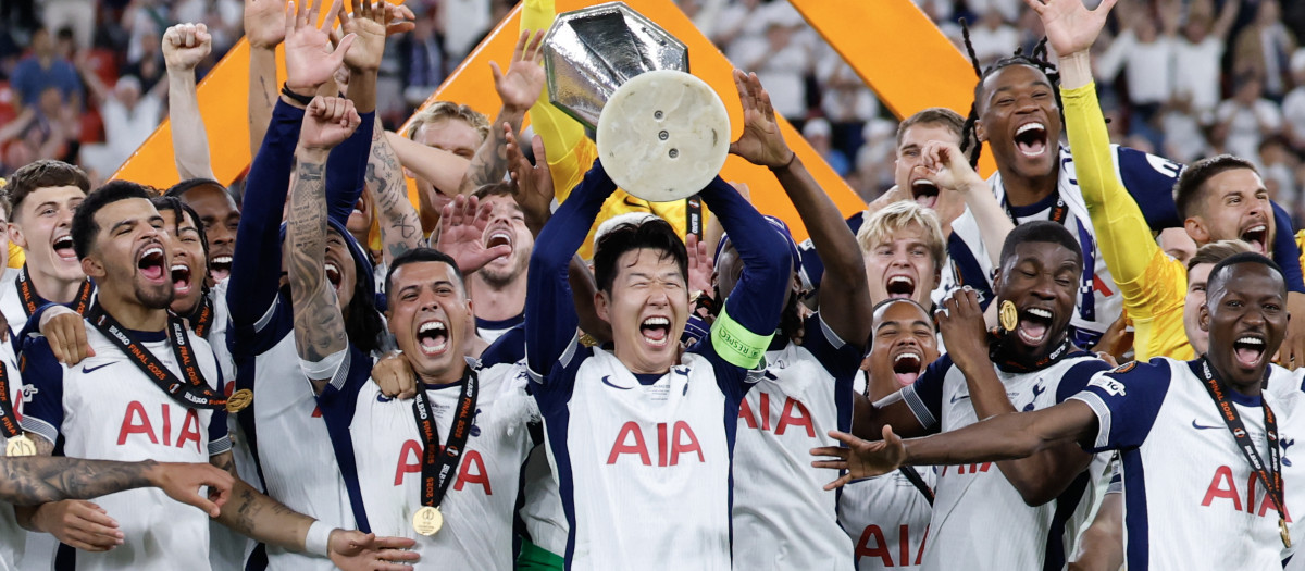 Los jugadores del Tottenham Hotspur levantan el trofeo de la Europa League
