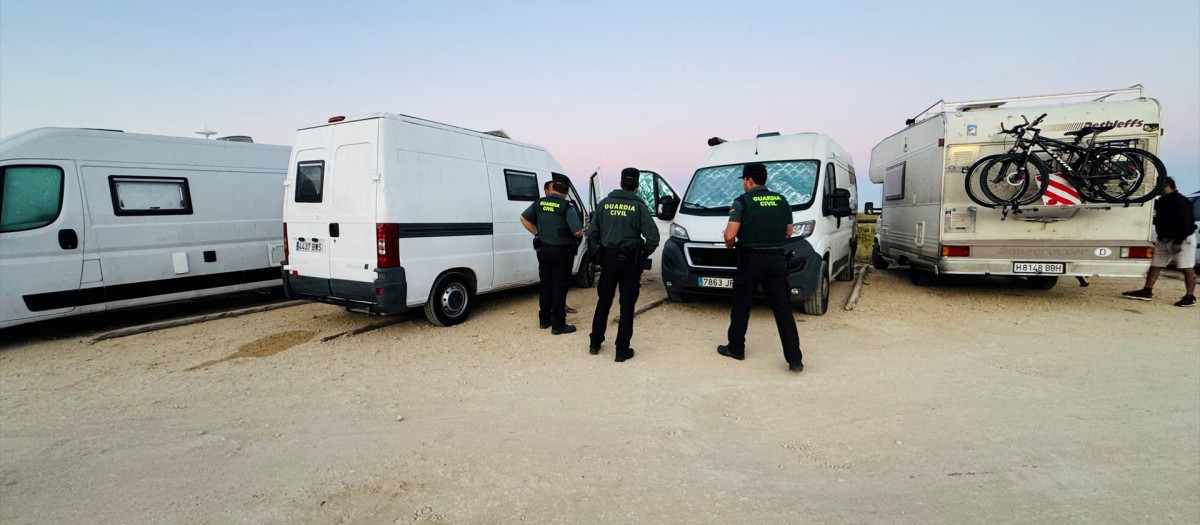 Una campada ilegal en Tarifa.
REMITIDA / HANDOUT por GUARDIA CIVIL
Fotografía remitida a medios de comunicación exclusivamente para ilustrar la noticia a la que hace referencia la imagen, y citando la procedencia de la imagen en la firma
21/5/2025