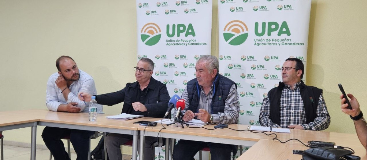El secretario de UPA Castilla y León, Aurelio González, junto al secretario general de Agricultura de UPA, Ignacio Huertas,