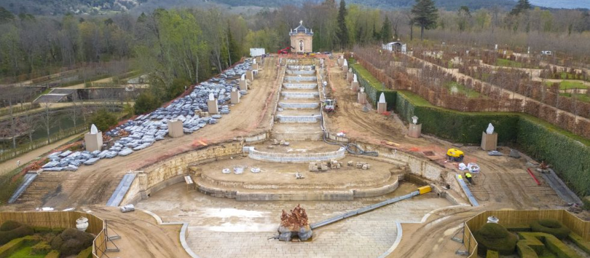 Vista aérea de las obras en la fuente de La Cascada de los jardines de La Granja