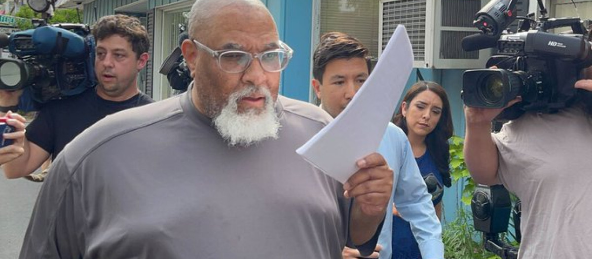 Cedric Lodge, ex gerente de la morgue de la universidad de Harvard a la salida del juzgado