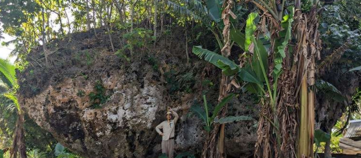 El investigador de la Universidad de Queensland Martin Köhler se encuentra frente a la roca Maka Lahi