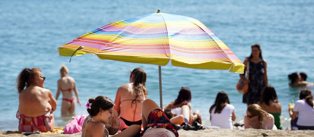 Las playa de la costa de Málaga se llenan de personas