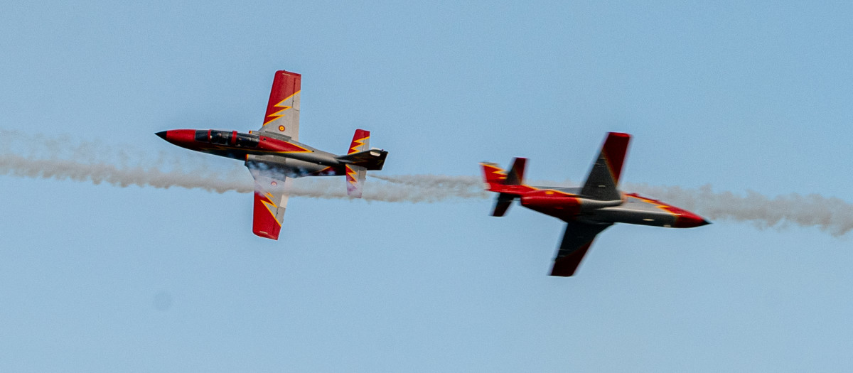 Un momento del vuelo acrobático de la Patrulla Águila en el que participó Pedro Acosta