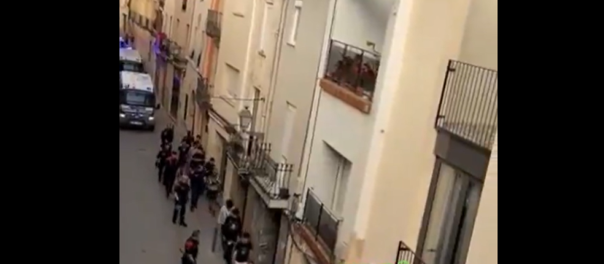 Agentes de los Mossos escoltando a los jóvenes de vuelta al centro