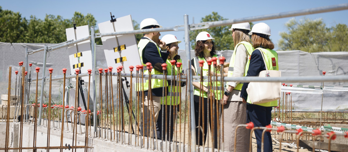 Díaz Ayuso visita las obras de construcción del nuevo Centro de Salud Cerro de los Gamos.