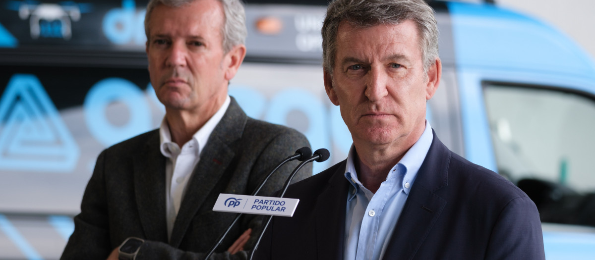 El presidente del Partido Popular, Alberto Núñez Feijóo, interviene ante los medios junto al presidente de la Xunta de Galicia