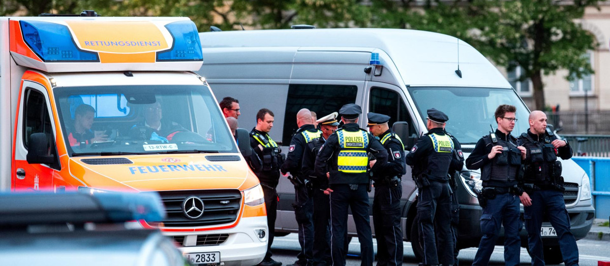 Ambulancia y policías frente a la estación central de Hamburgo