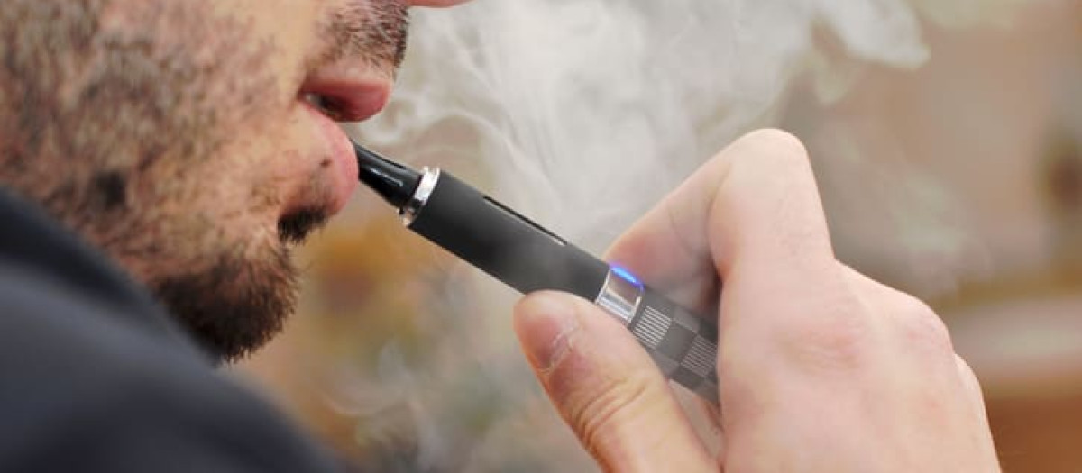 Un joven vapeando