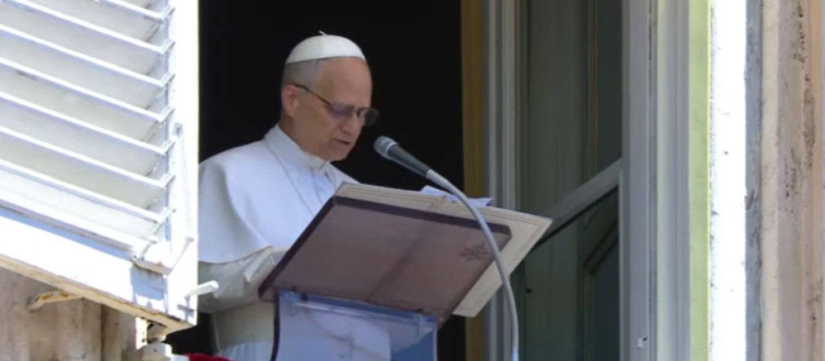 El Papa León XIV durante el rezo del Ángelus en el Vaticano
