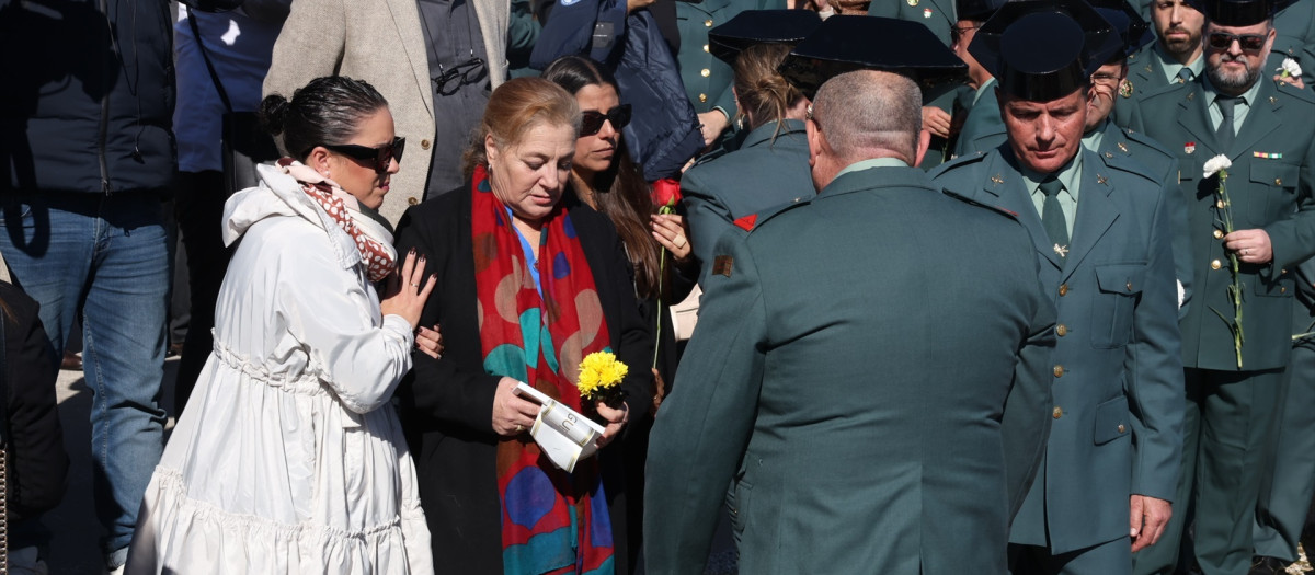 La madre de uno de los agentes durante una ofrenda floral en Barbate