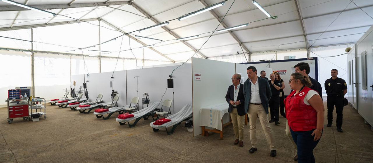 El alcalde visita el puesto de Cruz Roja Española en la Feria de la Salud