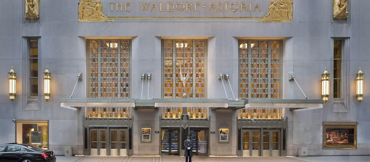 Entrada principal del hotel Waldorf-Astoria de Nueva York.
