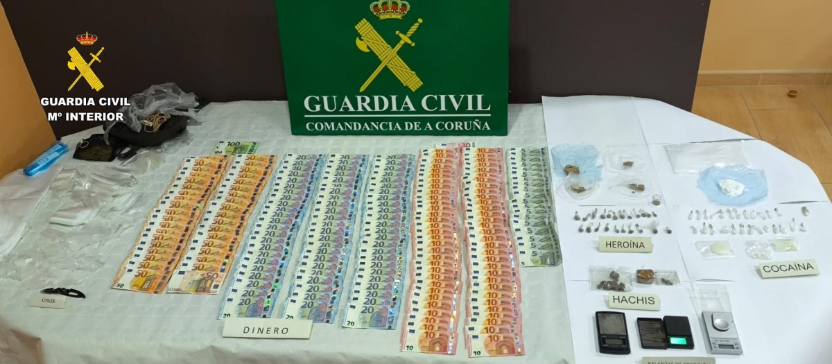 Imagen de los elementos intervenidos.

REMITIDA / HANDOUT por GUARDIA CIVIL
Fotografía remitida a medios de comunicación exclusivamente para ilustrar la noticia a la que hace referencia la imagen, y citando la procedencia de la imagen en la firma
27/5/2025