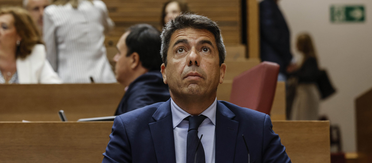 El presidente de la Generalitat valenciana, Carlos Mazón, durante una sesión de control