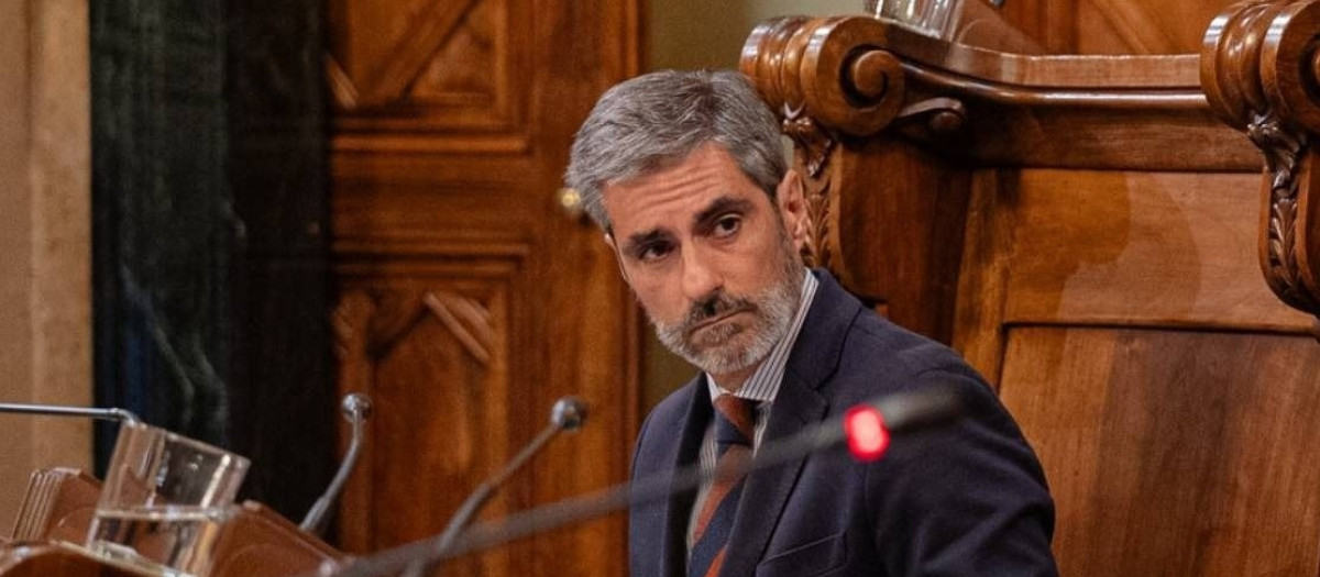 El presidente de Vox en el Ayuntamiento de Barcelona, Gonzalo de Oro, durante un pleno