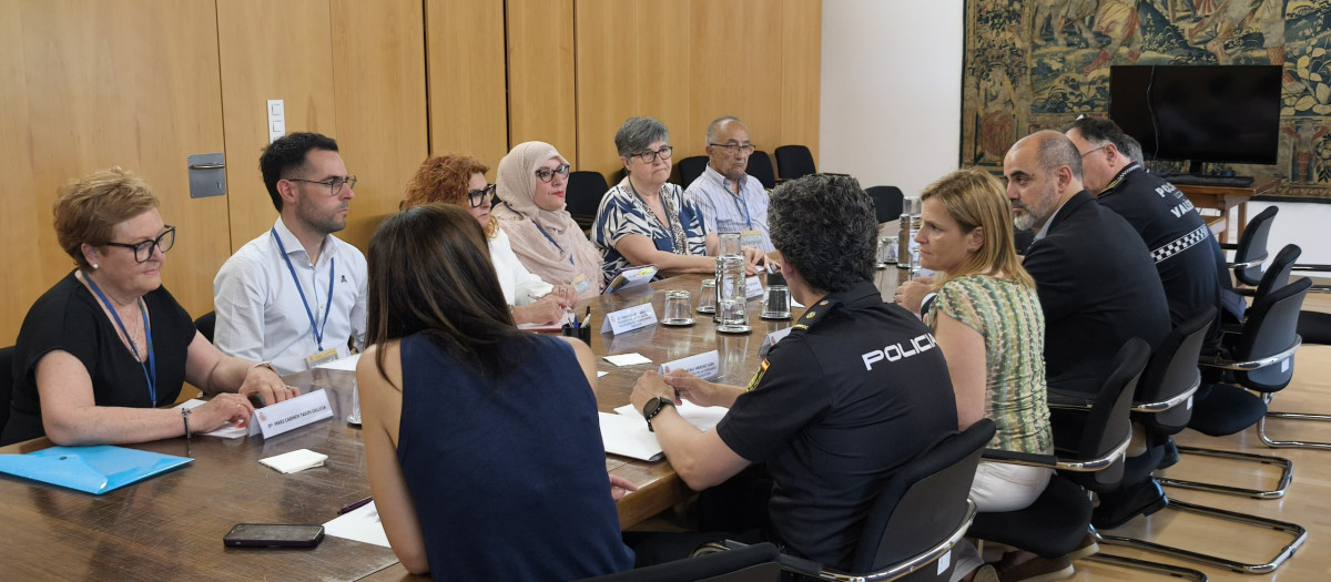 Pilar Bernabé, reunida con vecinos del barrio de Orriols