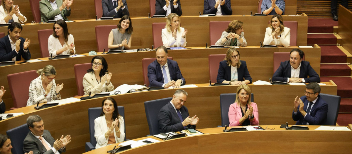 Carlos Mazón, junto a la bancada del PP y parte del Consell, tras aprobar los Presupuestos
