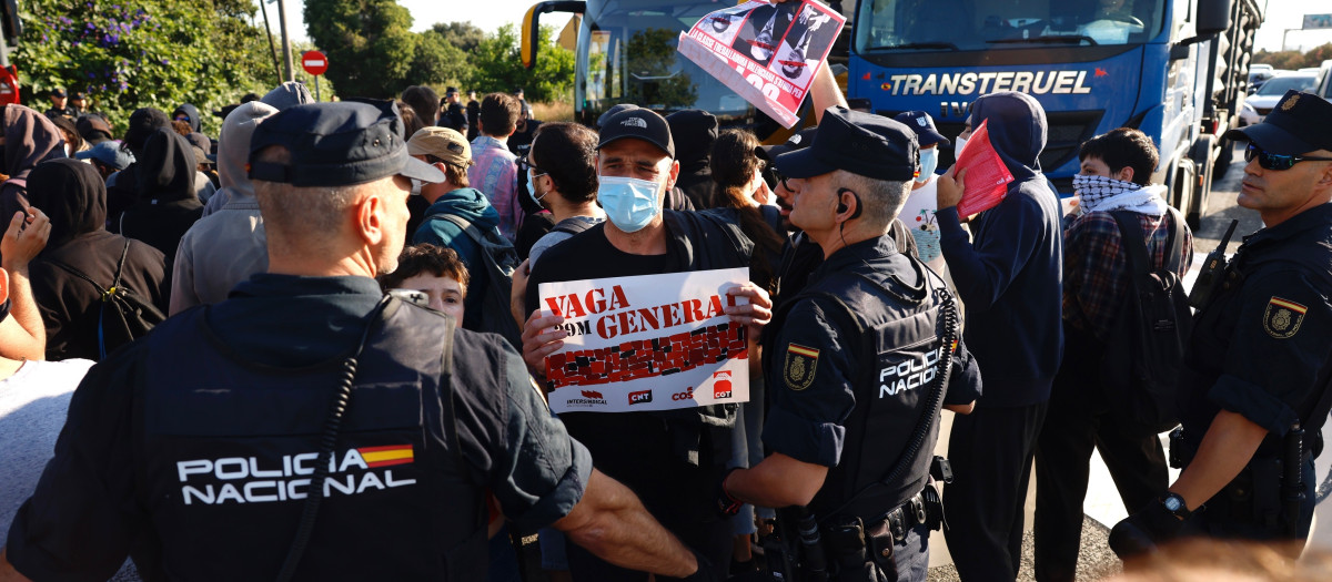 Uno de los piquetes en Valencia por la huelga del 29M.