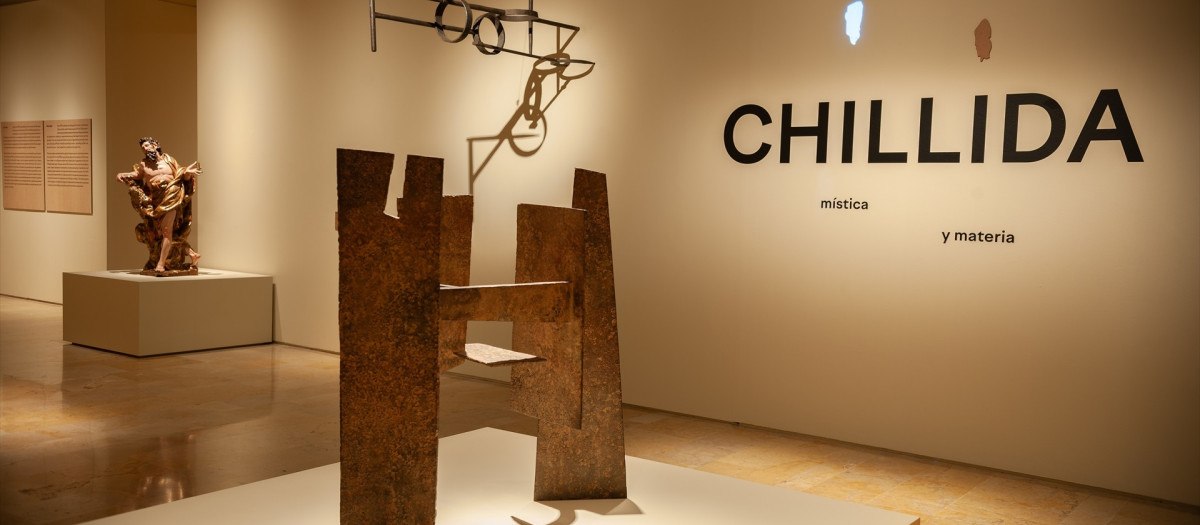Vistas de las salas de exposición temporal Chillida. Mística y materia en el Museo Nacional de Escultura.