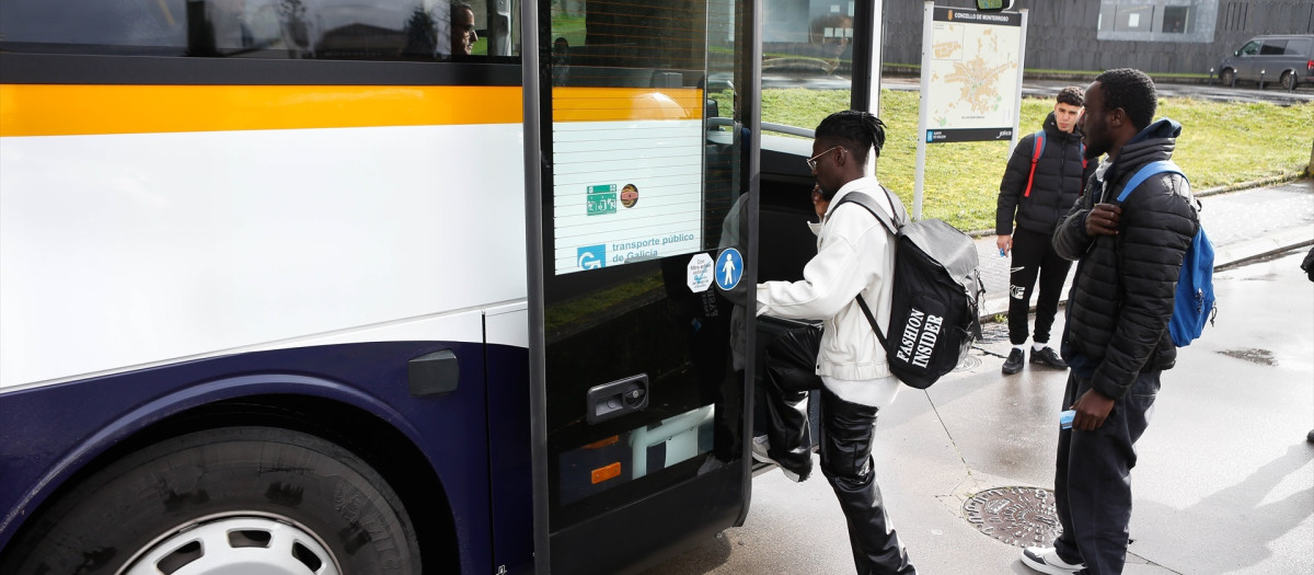 Varios migrantes durante una acción de protesta por la expulsión de dos migrantes del centro de Monterroso