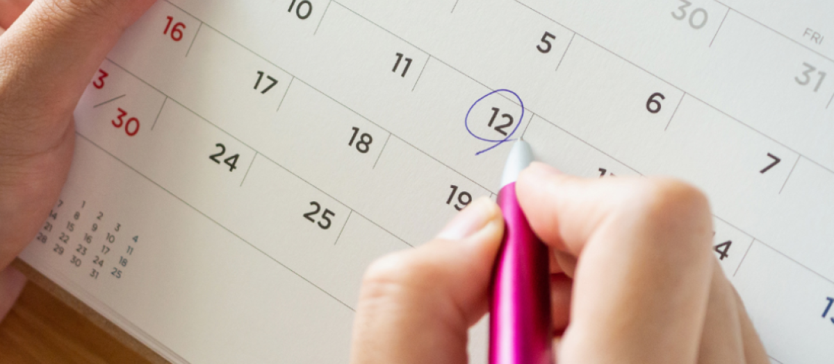 Una persona marcando un día en el calendario