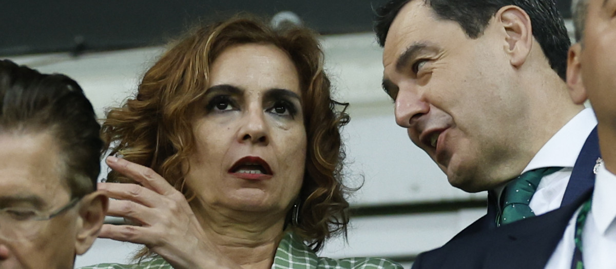 El presidente de la Junta de Andalucia, Juanma Moreno y la vicepresidenta del Gobierno, Maria Jesús Montero, durante el encuentro correspondiente a la final de la Liga de Conferencia que disputan hoy miércoles Chelsea y Betis en el Tarczynski Arena de Breslávia