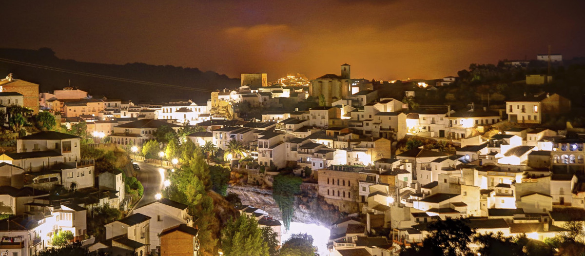 Vista nocturna de Setenil de las Bodegas (Cádiz).