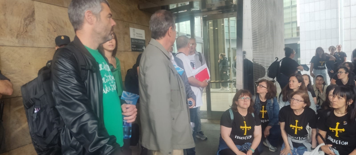 Los sindicatos de Educación tras abandonar la reunión de la mesa de negociación.

EUROPA PRESS
30/5/2025
