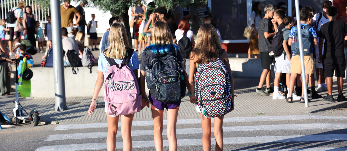 Varias niñas cruzan un paso de cebra hacia la Escuela Aula Balear, en Palma de Mallorca