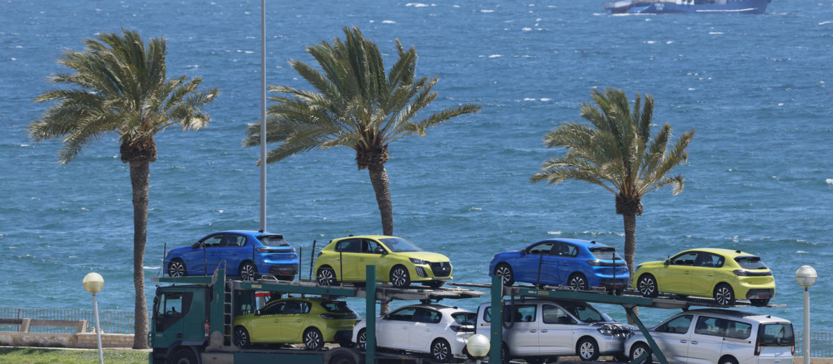 Traslado de coches desde el muelle de Palma