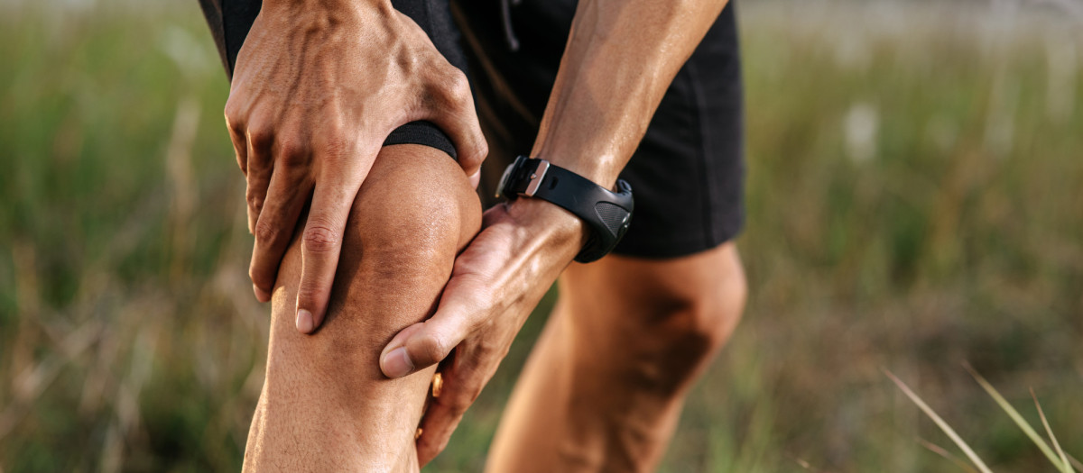 Una persona se lleva la mano a su pierna lesionada
