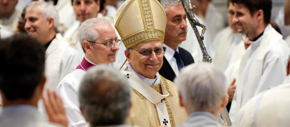El Santo Padre, en la mañana de este sábado, saluda a los neosacerdotes