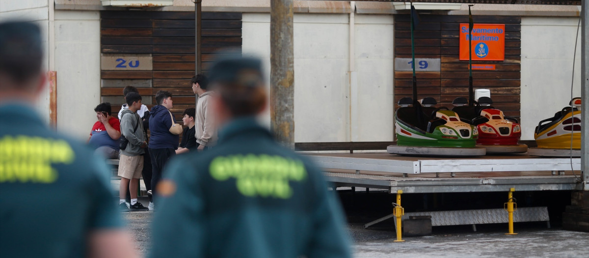 Varios agentes de la Guardia Civil vigilan la zona donde ha ocurrido el suceso, a 30 de mayo de 2025, en Burela, Lugo, Galicia (España)