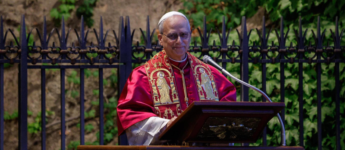 El Santo Padre anoche, durante el rezo del rosario