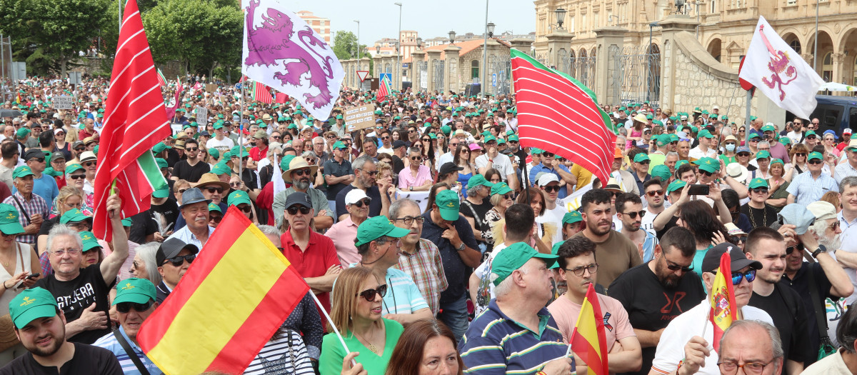 Concentración contra la supresión de paradas de tren en la provincia de Zamora