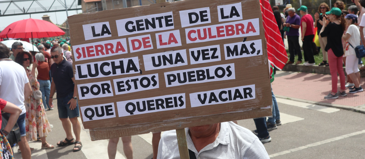 Concentración contra la supresión de paradas de tren en la provincia de Zamora