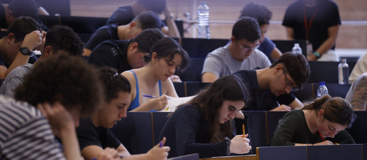 Estudiantes el primer día de los exámenes de selectividad del año pasado, en la UPF Ciutadella