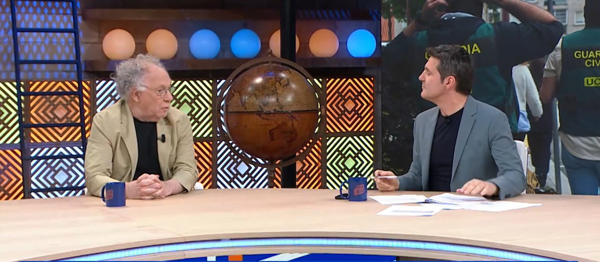 Ernesto Ekáizer, a la izquierda, y Jesús Cintora, presentador de Malas Lenguas, a la derecha