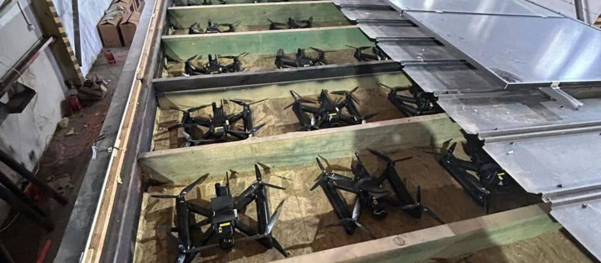 Vista de drones almacenados antes de ser transportados al remolque de un camión de gran tonelaje desde el que fueron activados a control remoto y lanzados contra aeródromos militares en cinco regiones rusas