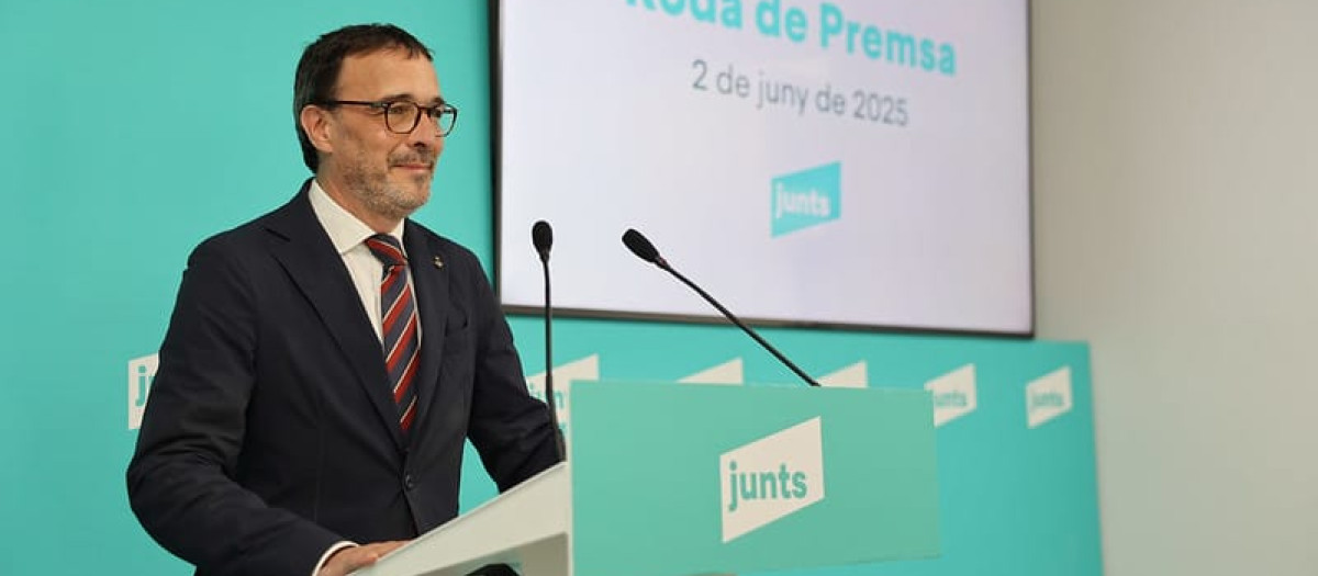 El portavoz de Junts, Josep Rius, durante su comparecencia ante la prensa