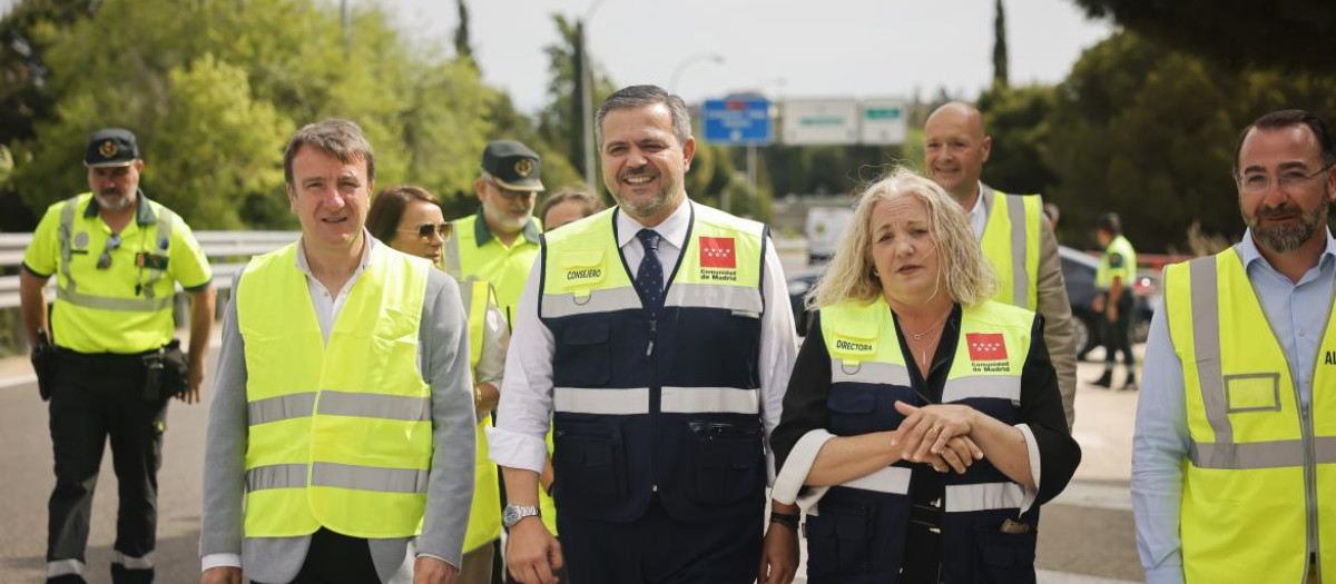 Rodrigo en su visita las obras del tercer carril en la carretera M-607