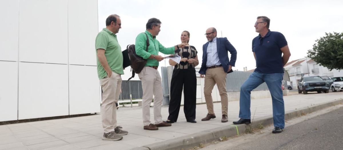 Eva Contador y Bernardo Jordano, en Alcolea, con técnicos municipales