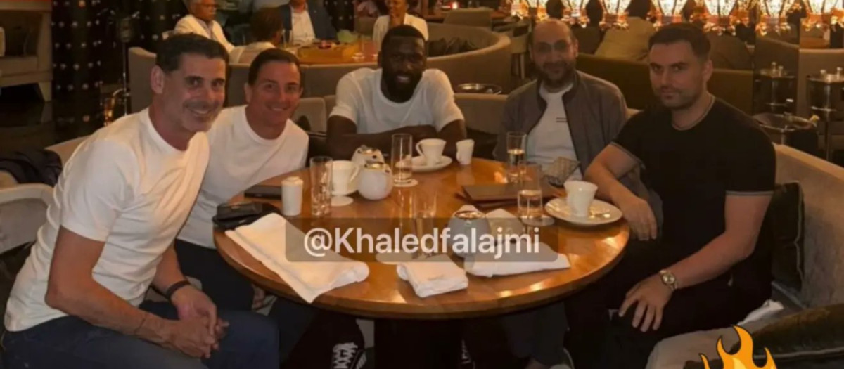 Antonio Rüdiger en el centro de la imagen, junto a Fernando Hierro y Fran Porras