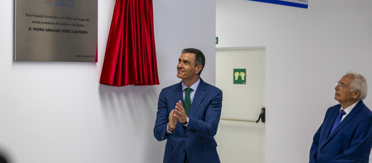 El presidente del Gobierno, Pedro Sánchez, descubre una placa ante el presidente de Melilla, Juan José Imbroda
