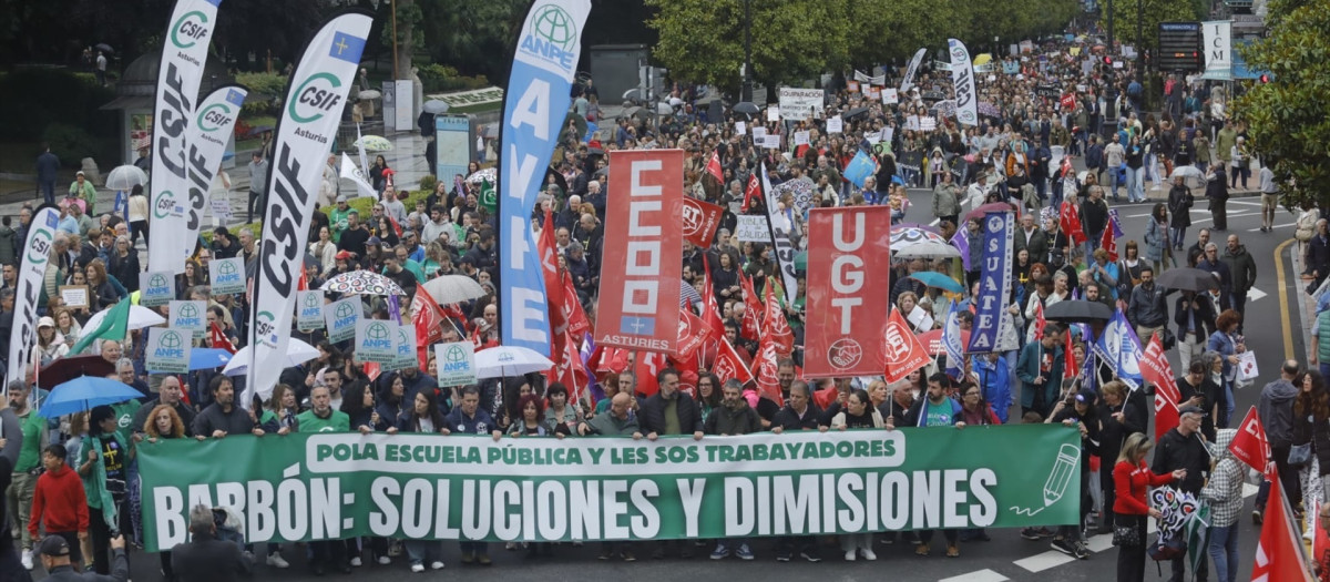 Manifestación por la educación pública de calidad organizada por los sindicatos de enseñanza (ANPE, CCOO, Suatea, UGT, Csif) este domingo en Oviedo.